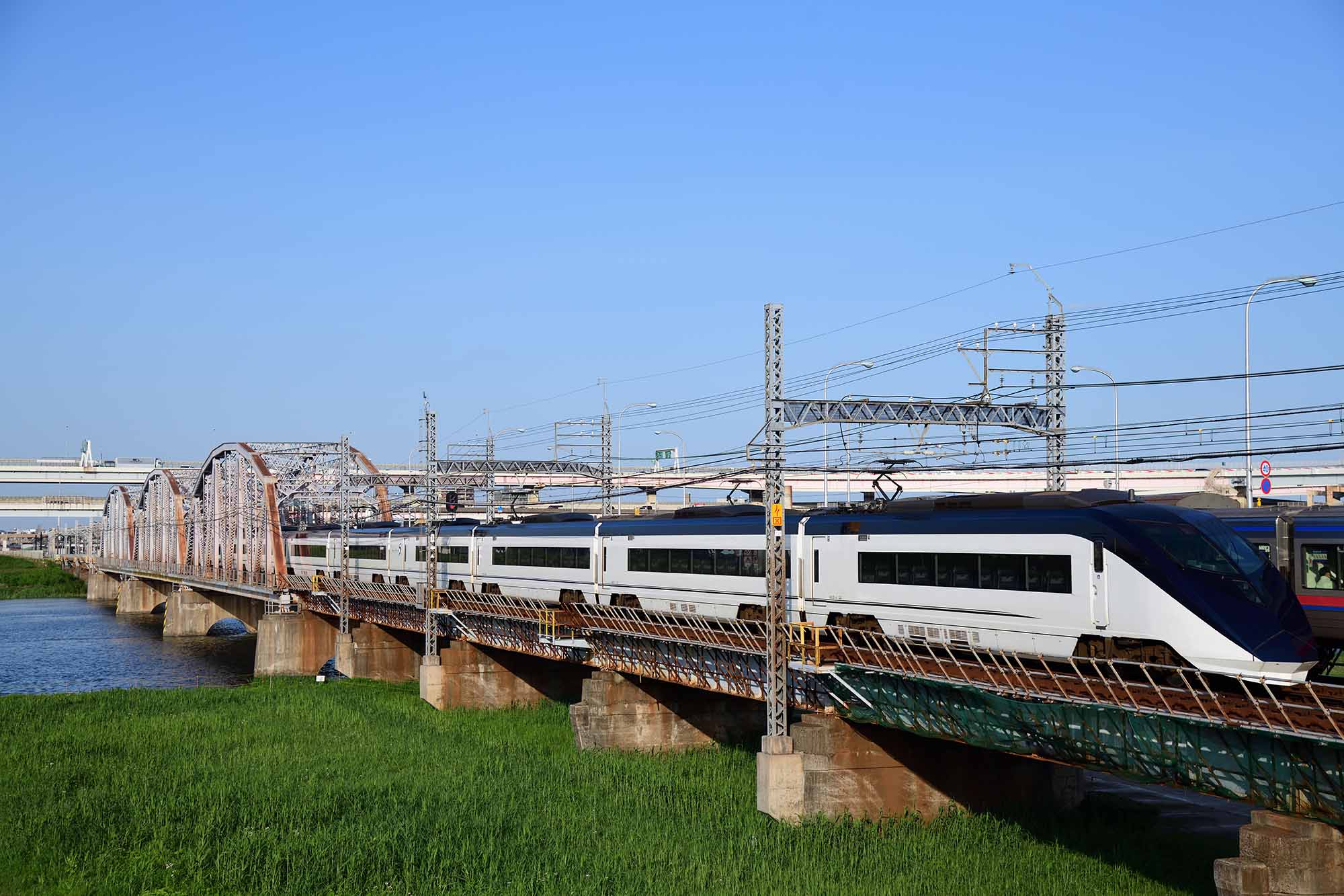 京成電鉄が運行するスカイライナー。京成電鉄はアクティビストからオリエンタルランド（OLC）株の一部売却を求められた（写真：中村 栄史／stock.adobe.com）