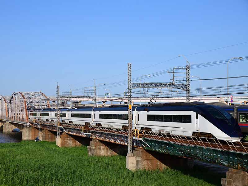 A.T. カーニーが解説　鉄道業界が直面する二重の要請に応える道筋
