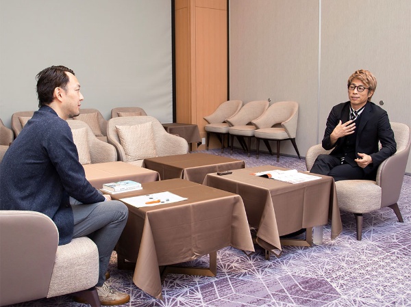 田村淳さん(右)と博報堂生活総合研究所の上席研究員・前沢裕文氏(左)