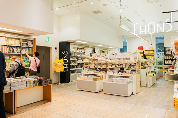 EHONSは丸善 丸の内本店2階、エレベーターを上がってすぐの所にある EHONSは丸善 丸の内本店2階、エレベーターを上がってすぐの所にある