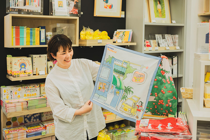 「わかったさん」のハンカチ。作品の一場面から物語の世界観を感じさせるグッズ作りを意識しているという。あえてキャラクターが中央にくるようなデザインにしていないので、大人の日常使いにもぴったりだ