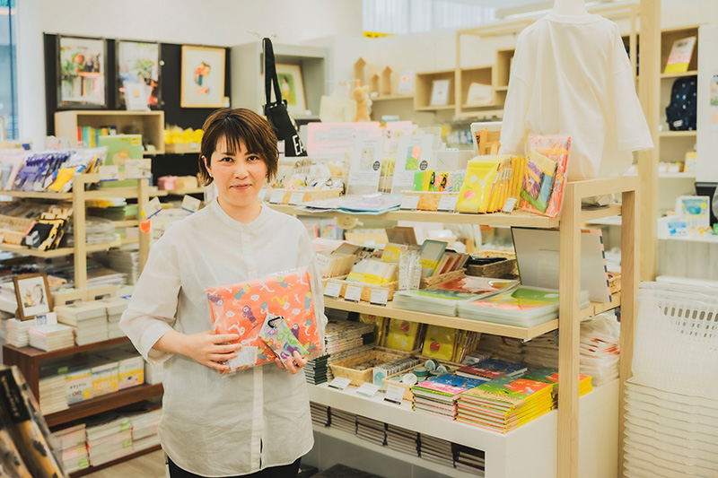 兼森さん一押しの『ゲナポッポ』のポーチ。取材中何度も「絵本を手に取ってほしい」とお話しされていたのが印象的だった