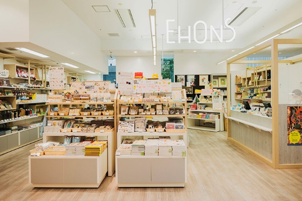 約20坪の店内にオリジナルの商品を中心に約600点の絵本グッズが並ぶ 約20坪の店内にオリジナルの商品を中心に約600点の絵本グッズが並ぶ