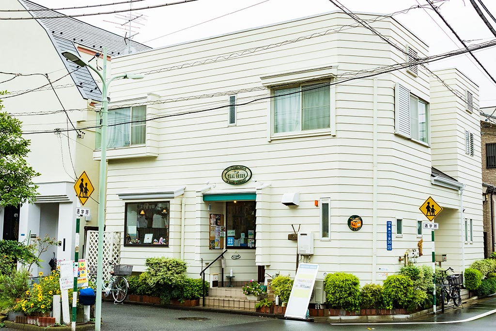 住宅街の一角で、店の前は通学路になっている 住宅街の一角で、店の前は通学路になっている
