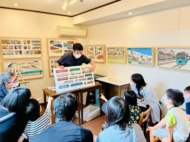 版画で作品を作る岡本雄司さんのトーク&サイン会の様子(種村さん提供) 版画で作品を作る岡本雄司さんのトーク&サイン会の様子(種村さん提供)