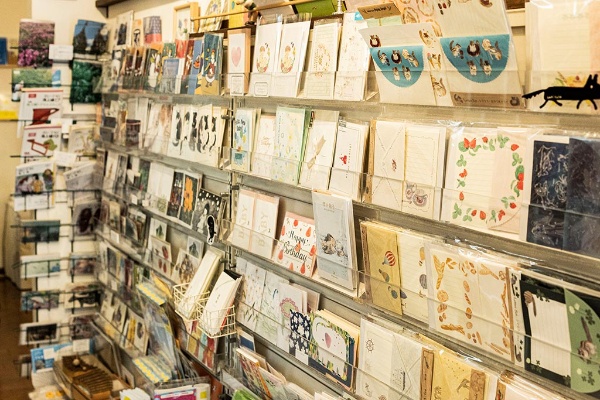 先代店主の小林さんのときからお店にカードを置いていた。展示会をする画家のカードも購入できる 先代店主の小林さんのときからお店にカードを置いていた。展示会をする画家のカードも購入できる