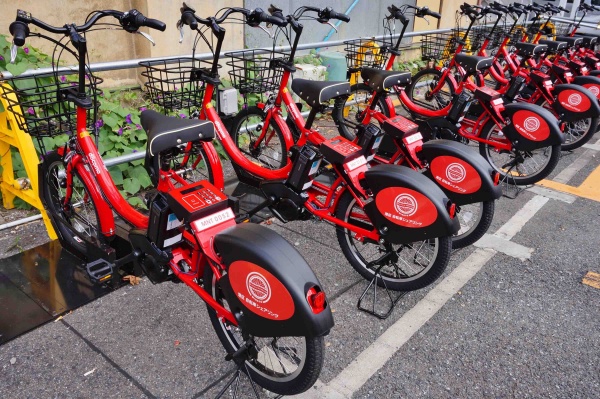 先行するドコモ・バイクシェア。真っ赤な車体が印象的だ(写真:shutterstock)