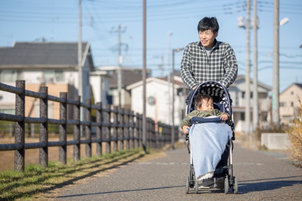 これまで父親の育児参加が不十分だったのではないだろうか(写真:kazoka/shutterstock.com)