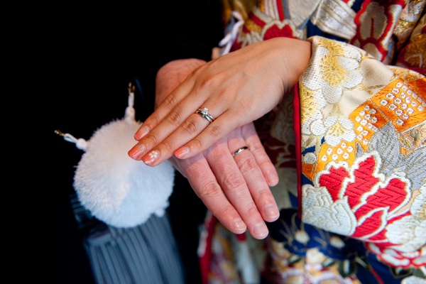 結婚支援も出生率回復のための対策の柱になる(写真:Aya2018/shutterstock.com)