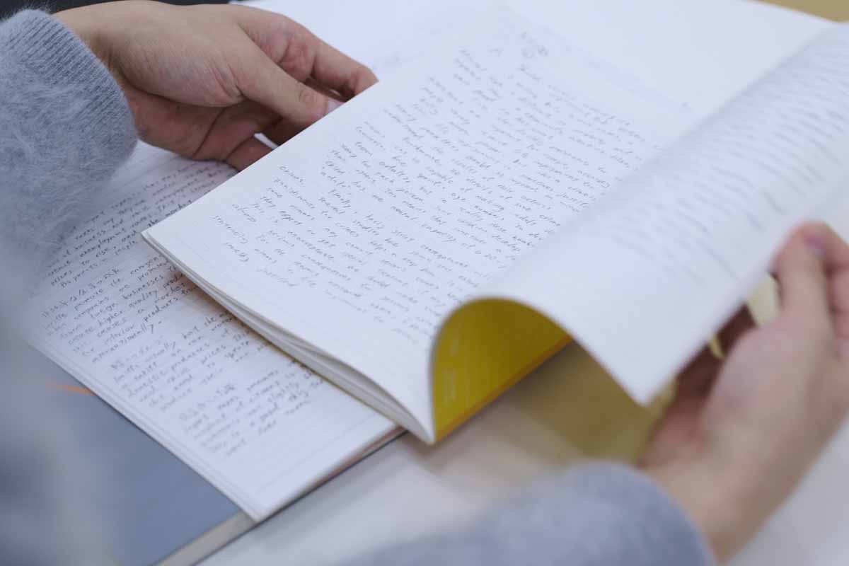 「『犯罪』という大きなテーマを、『犯罪とメディア』『犯罪と貧困』『犯罪と武器』…など具体的に落とし込んでいき、事例や凡例を書いていく練習です」