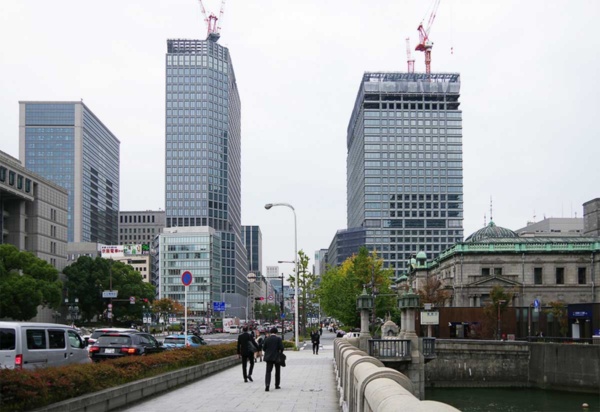御堂筋沿いの北側から望む。左側のひときわ高いビルが淀屋橋ステーションワン。右側が「淀屋橋駅西地区市街地再開発(仮称)」(写真:日経クロステック)
