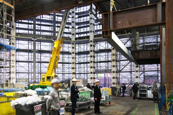 淀屋橋ステーションワンの地上1階部分。中央右寄りに立つのが竹中工務店の米津正臣氏(写真:日経クロステック)