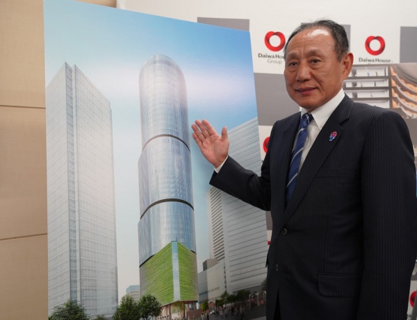 建て替えプロジェクトについて説明する、大和ハウス工業の芳井敬一社長(写真:日経クロステック)