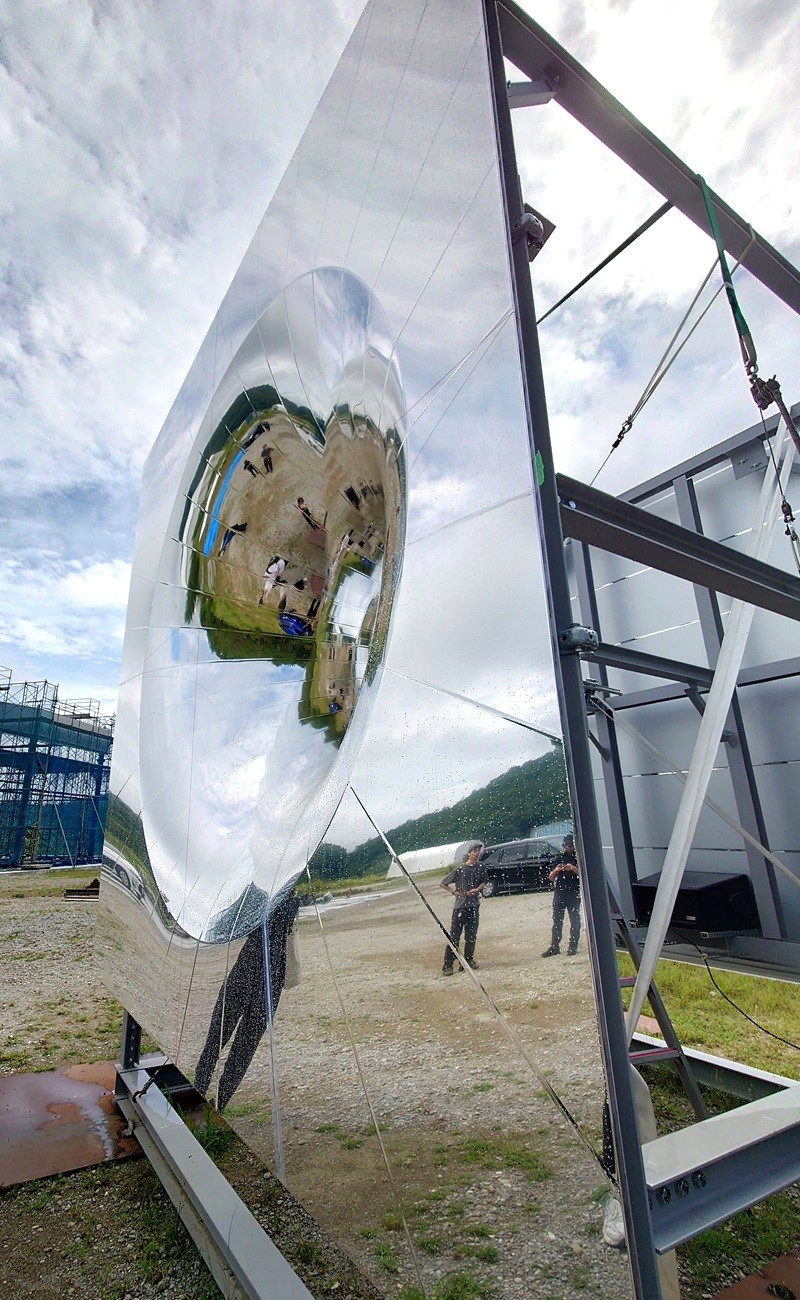 眺める角度を少し変えるだけで映り込む風景の見え方が大きく変化する（写真：日経クロステック）