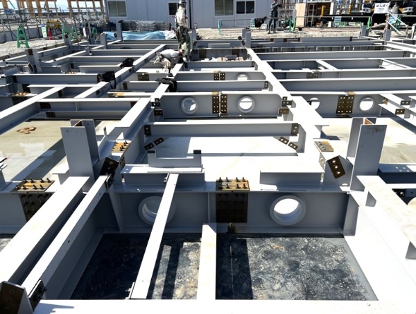 基礎にコンクリートを使わず、敷き鉄板を採用する(写真:NOIZ)