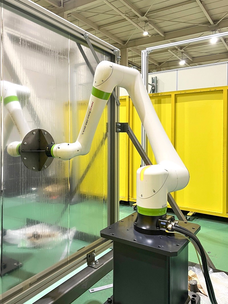 本番ではロボットアームで、ミラー膜を裏側から押したり引いたりする計画（写真：NOIZ）