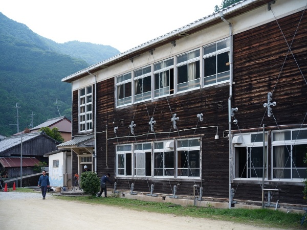 奈良県十津川村の旧折立中学校。2012年に閉校(写真:2024 Naomi Kawase/SUO、All Rights Reserved.)