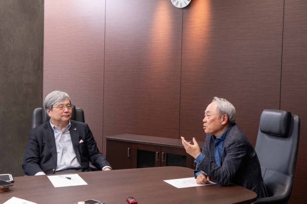 日本型ホワイトカラーの消滅について語る堀内氏(左)と冨山氏(右)