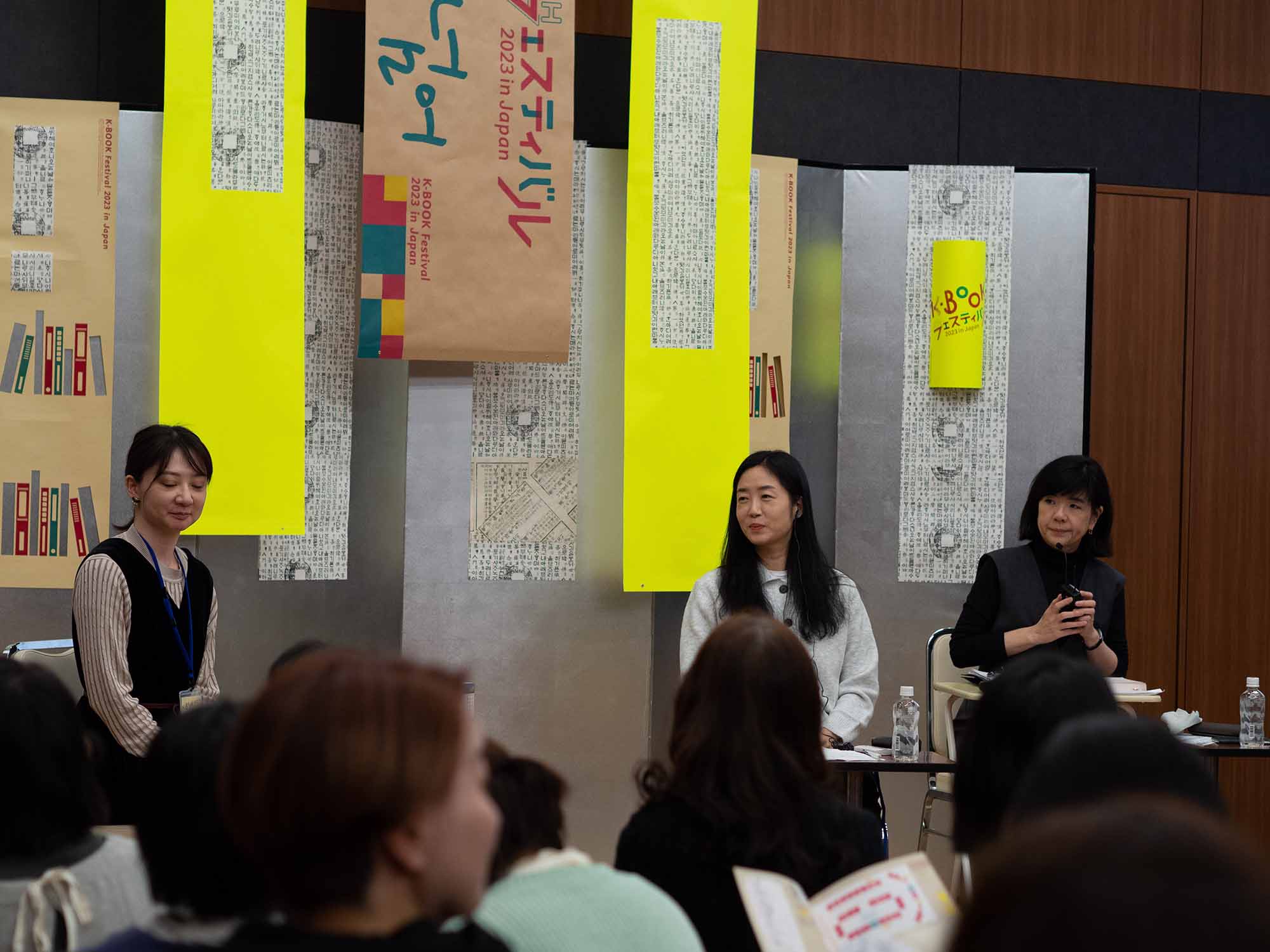 『ようこそ、ヒュナム洞書店へ』の著者、ファン・ボルムさんによるトークイベントでは、会場が満員に。著書に関連して、読書の仕方やおすすめの本を紹介していた