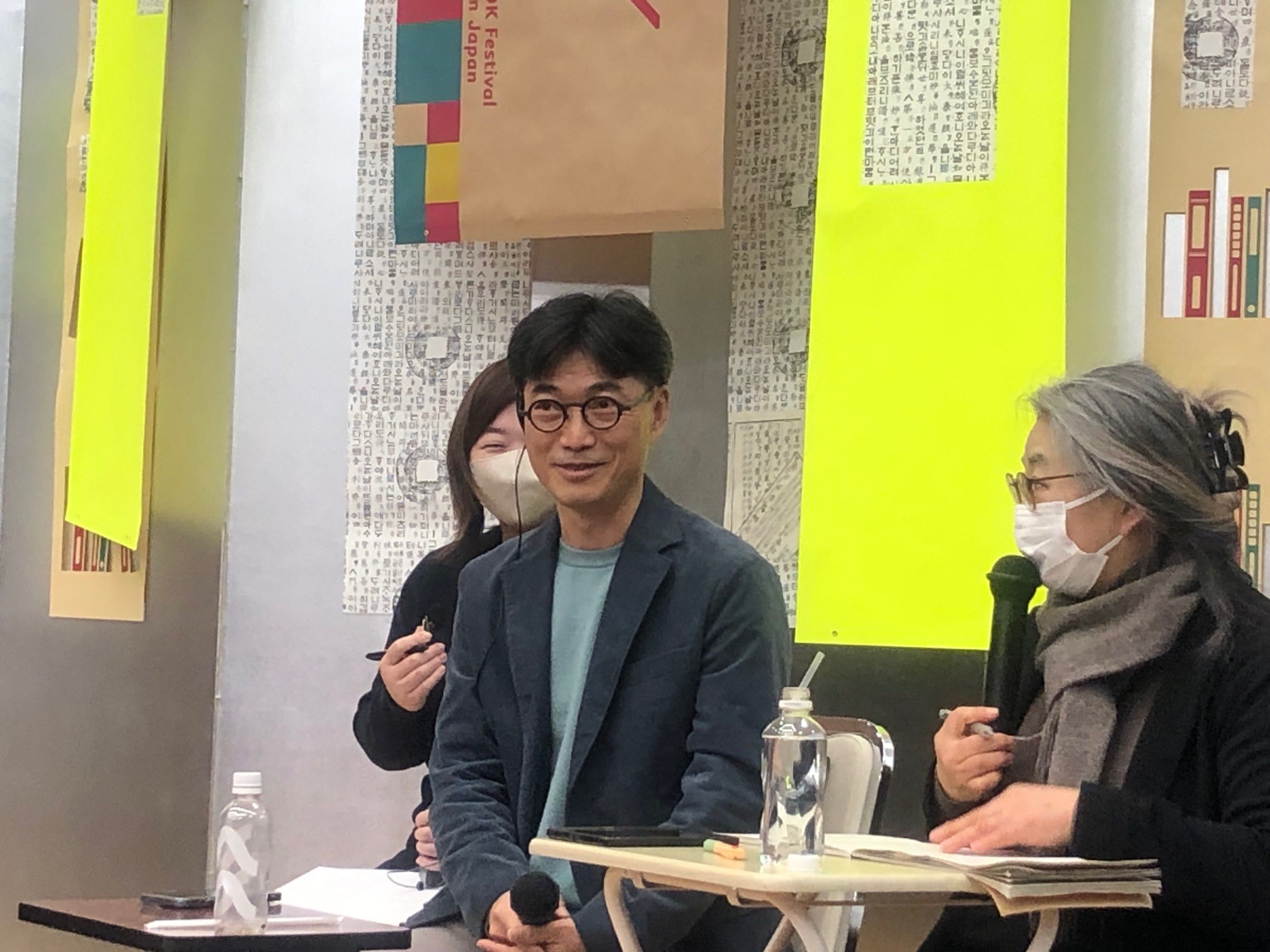 海辺の廃校で「本の村ヘリ」を運営するイ・テゴンさん