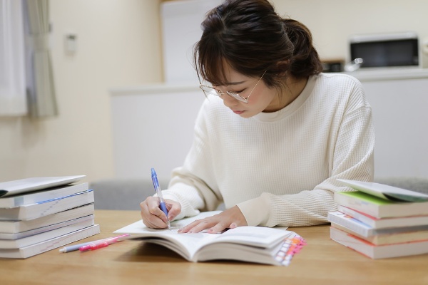 忙しいときに勉強をすることで時間を支配する(写真:yamasan/stock.adobe.com) 忙しいときに勉強をすることで時間を支配する(写真:yamasan/stock.adobe.com)