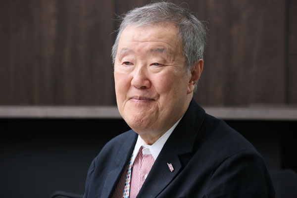 立命館アジア太平洋大学(APU)前学長・名誉教授。ライフネット生命保険創業者。1948年、三重県美杉村生まれ。1972年、京都大学法学部卒業後、日本生命保険相互会社入社。ロンドン現地法人社長、国際業務部長などをへて2006年退職。同年、ネットライフ企画株式会社を設立し、代表取締役社長に就任。2008年、ライフネット生命保険株式会社に社名変更。2012年、上場。2018年1月より立命館アジア太平洋大学(APU)学長。2024年1月より現職。『生命保険入門 新版』(岩波書店)、『人類5000年史』シリーズ(ちくま新書)、『0から学ぶ「日本史」講義』シリーズ(文藝春秋)、『全世界史(上・下)』(新潮文庫)、『一気読み世界史』(日経BP)など著書多数。(写真=栗原克己)