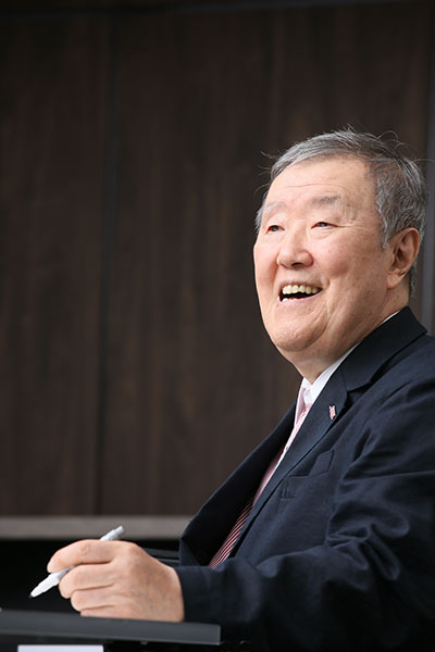 立命館アジア太平洋大学（APU）前学長・名誉教授。ライフネット生命保険創業者。1948年、三重県美杉村生まれ。1972年、京都大学法学部卒業後、日本生命保険相互会社入社。ロンドン現地法人社長、国際業務部長などをへて2006年退職。同年、ネットライフ企画株式会社を設立し、代表取締役社長に就任。2008年、ライフネット生命保険株式会社に社名変更。2012年、上場。2018年1月より立命館アジア太平洋大学（APU）学長。2024年1月より現職。『生命保険入門 新版』（岩波書店）、『人類5000年史』シリーズ（ちくま新書）、『0から学ぶ「日本史」講義』シリーズ（文藝春秋）、『全世界史（上・下）』（新潮文庫）、『一気読み世界史』（日経BP）など著書多数。（写真＝栗原克己）