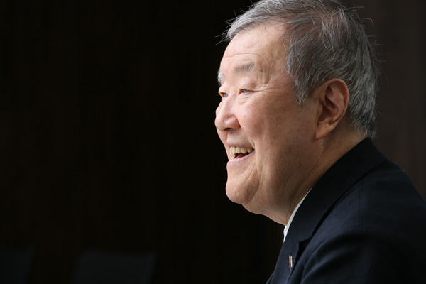立命館アジア太平洋大学（APU）前学長・名誉教授。ライフネット生命保険創業者。1948年、三重県美杉村生まれ。1972年、京都大学法学部卒業後、日本生命保険相互会社入社。ロンドン現地法人社長、国際業務部長などをへて2006年退職。同年、ネットライフ企画株式会社を設立し、代表取締役社長に就任。2008年、ライフネット生命保険株式会社に社名変更。2012年、上場。2018年1月より立命館アジア太平洋大学（APU）学長。2024年1月より現職。『生命保険入門 新版』（岩波書店）、『人類5000年史』シリーズ（ちくま新書）、『0から学ぶ「日本史」講義』シリーズ（文藝春秋）、『全世界史（上・下）』（新潮文庫）、『一気読み世界史』（日経BP）など著書多数。（写真＝栗原克己）