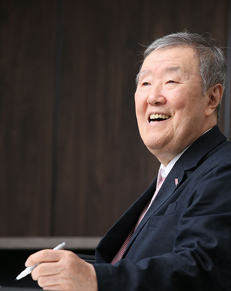 立命館アジア太平洋大学（APU）前学長・名誉教授。ライフネット生命保険創業者。1948年、三重県美杉村生まれ。1972年、京都大学法学部卒業後、日本生命保険相互会社入社。ロンドン現地法人社長、国際業務部長などをへて2006年退職。同年、ネットライフ企画株式会社を設立し、代表取締役社長に就任。2008年、ライフネット生命保険株式会社に社名変更。2012年、上場。2018年1月より立命館アジア太平洋大学（APU）学長。2024年1月より現職。『生命保険入門 新版』（岩波書店）、『人類5000年史』シリーズ（ちくま新書）、『0から学ぶ「日本史」講義』シリーズ（文藝春秋）、『全世界史（上・下）』（新潮文庫）、『一気読み世界史』（日経BP）など著書多数。（写真＝栗原克己）
