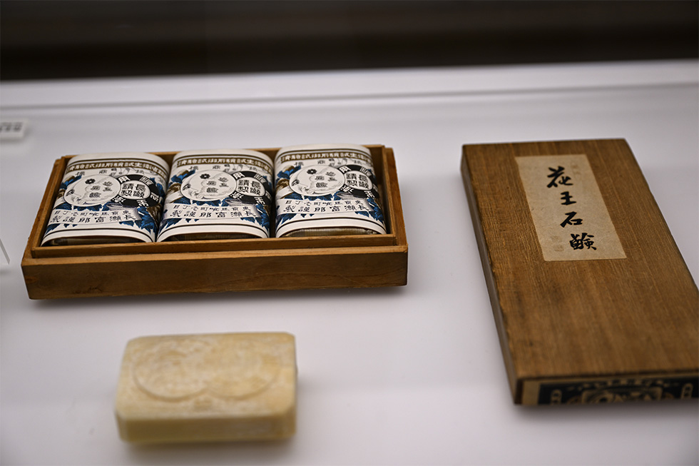 1890年(明治23年)に発売された「花王石鹸」。花王すみだ事業所にある「花王ミュージアム」に展示されている(写真/酒井康治)