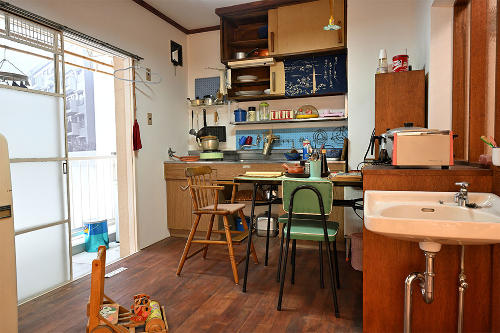 「花王ミュージアム」には1950年代の公団住宅を再現したダイニングキッチンが展示されている。以降、マンションも次々建設され、日本住宅のフローリング化が加速していく（写真／酒井康治）