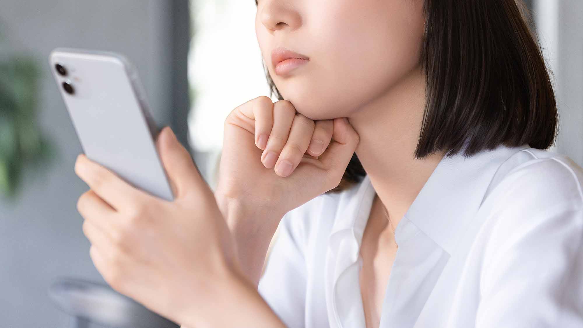 仕事で不安を感じると、そこから逃げようとしてスマホを見続けてしまうなど、現実逃避してしまう。その結果、事態が悪くなってしまう（写真：Trickster*／stock.adobe.com）