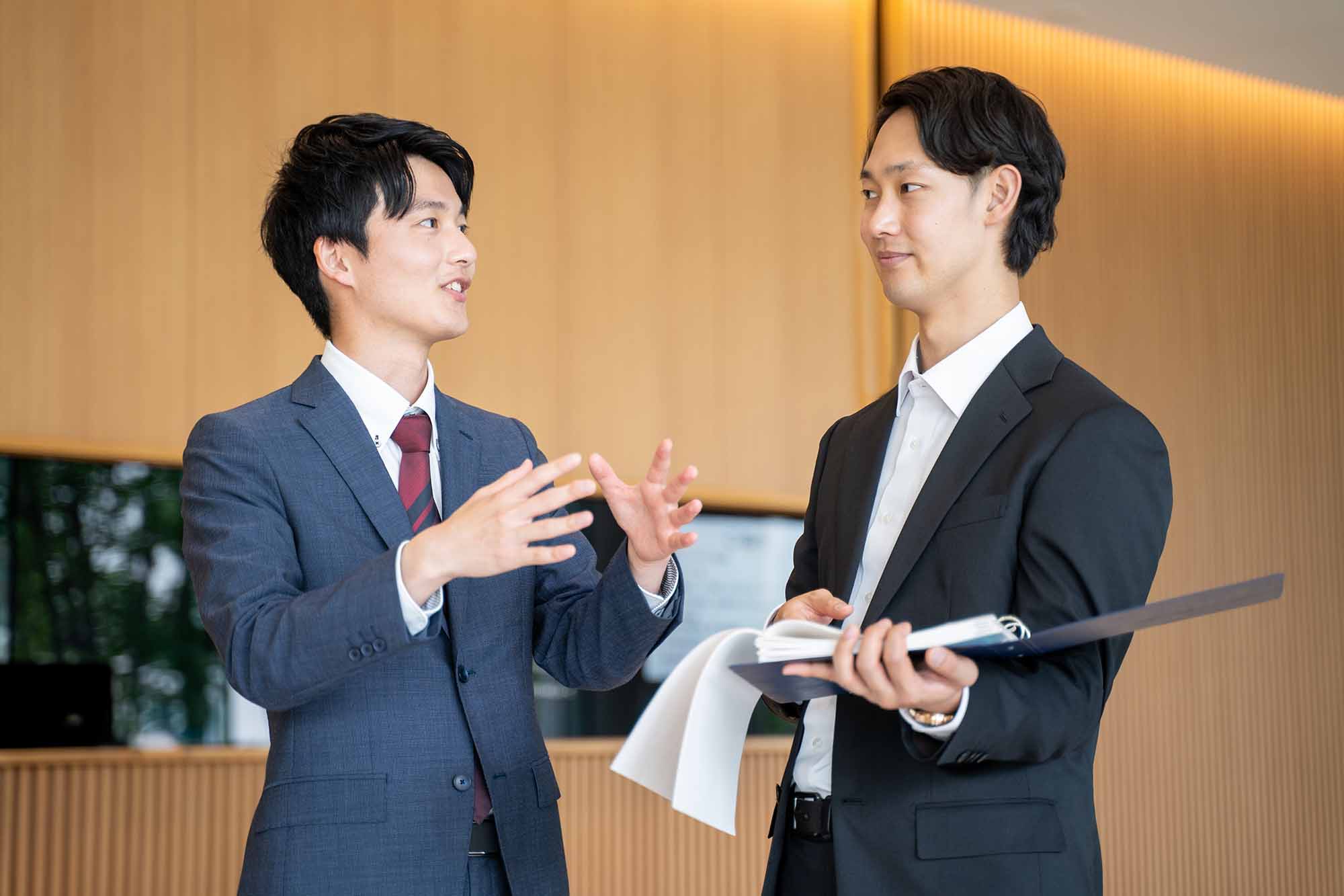 職場で起きたことに対して、ポジティブに捉える人もいれば、ネガティブに捉える人もいる。この違いはその人の思考のクセであるスキーマが影響している（写真：rrice／stock.adobe.com）
