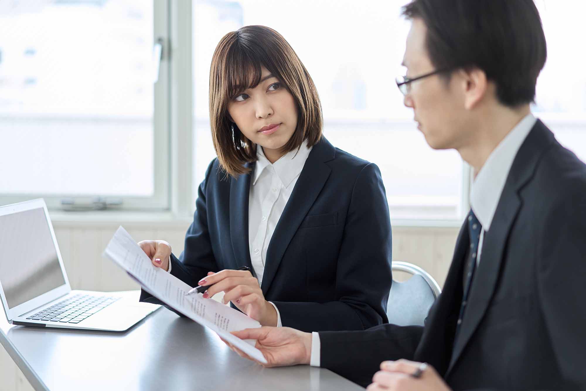 上司の指示が曖昧な場合、上司自身も方針が定まっていないことがある。気負わず具体的に質問し確認する時間を取ることで、仕事のやり直しを防ぐ（写真：mapo／stock.adobe.com）