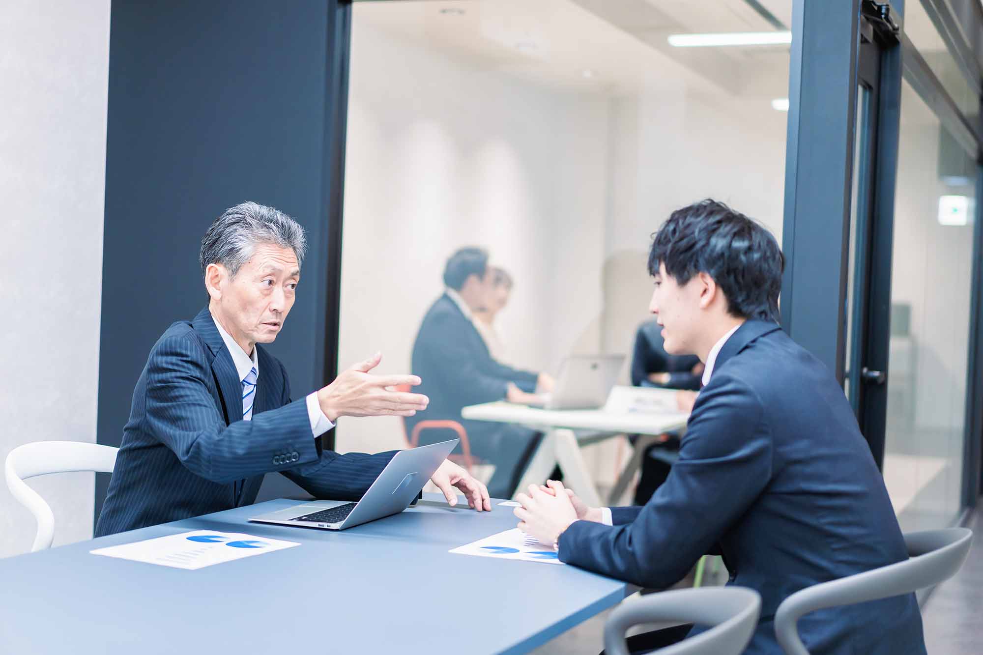 部下への指導のため1on1ミーティングなどを用いてコミュニケーションするものの、どうも響いている気がしない（写真：maroke／stock.adobe.com）