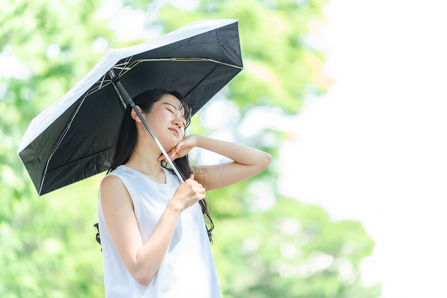 梅雨、夏バテで何かと疲れが溜まる時期、認知行動療法のセルフマネジメントが不調を防ぐカギになる(写真:buritora/stock.adobe.com)