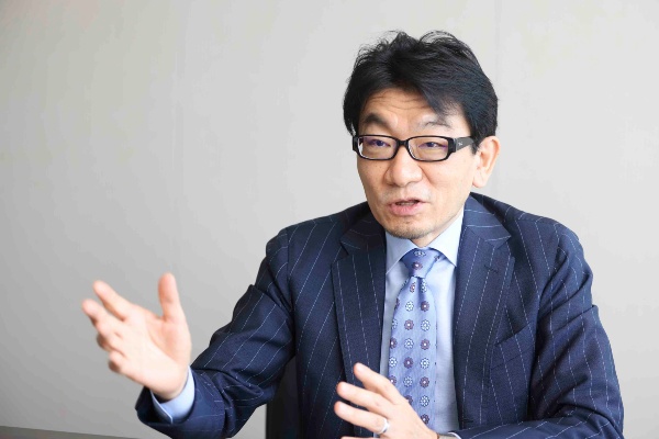 「巨大企業が成長を阻害しています」と話す河野さん