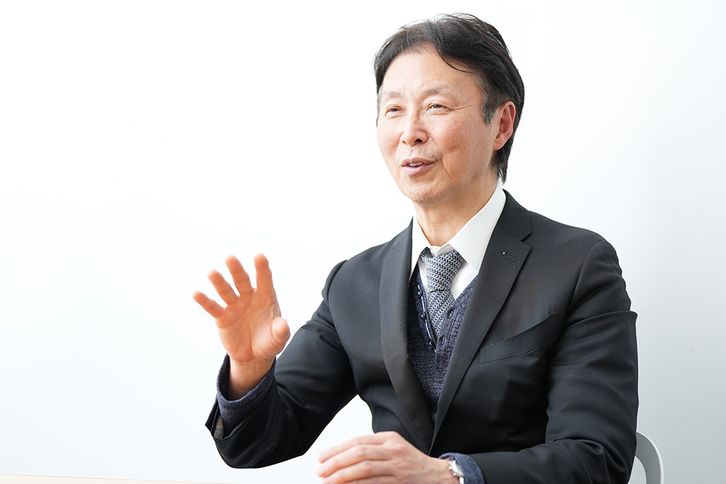 「スマホケースの色を派手にして、カバンの中で見つけやすくしています」と言う小林さん