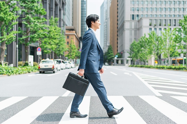 「たっぷり歩ける」と考えれば通勤も「はじめる習慣」になる(写真:One/stock.adobe.com) 「たっぷり歩ける」と考えれば通勤も「はじめる習慣」になる(写真:One/stock.adobe.com)
