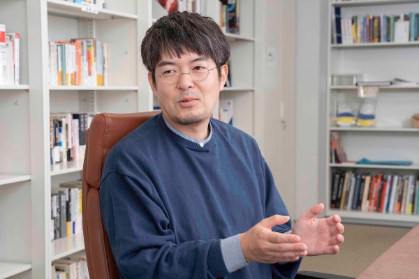 「戦争には変わった部分と変わっていない部分があり、双方を見なければなりません」と話す小泉悠さん