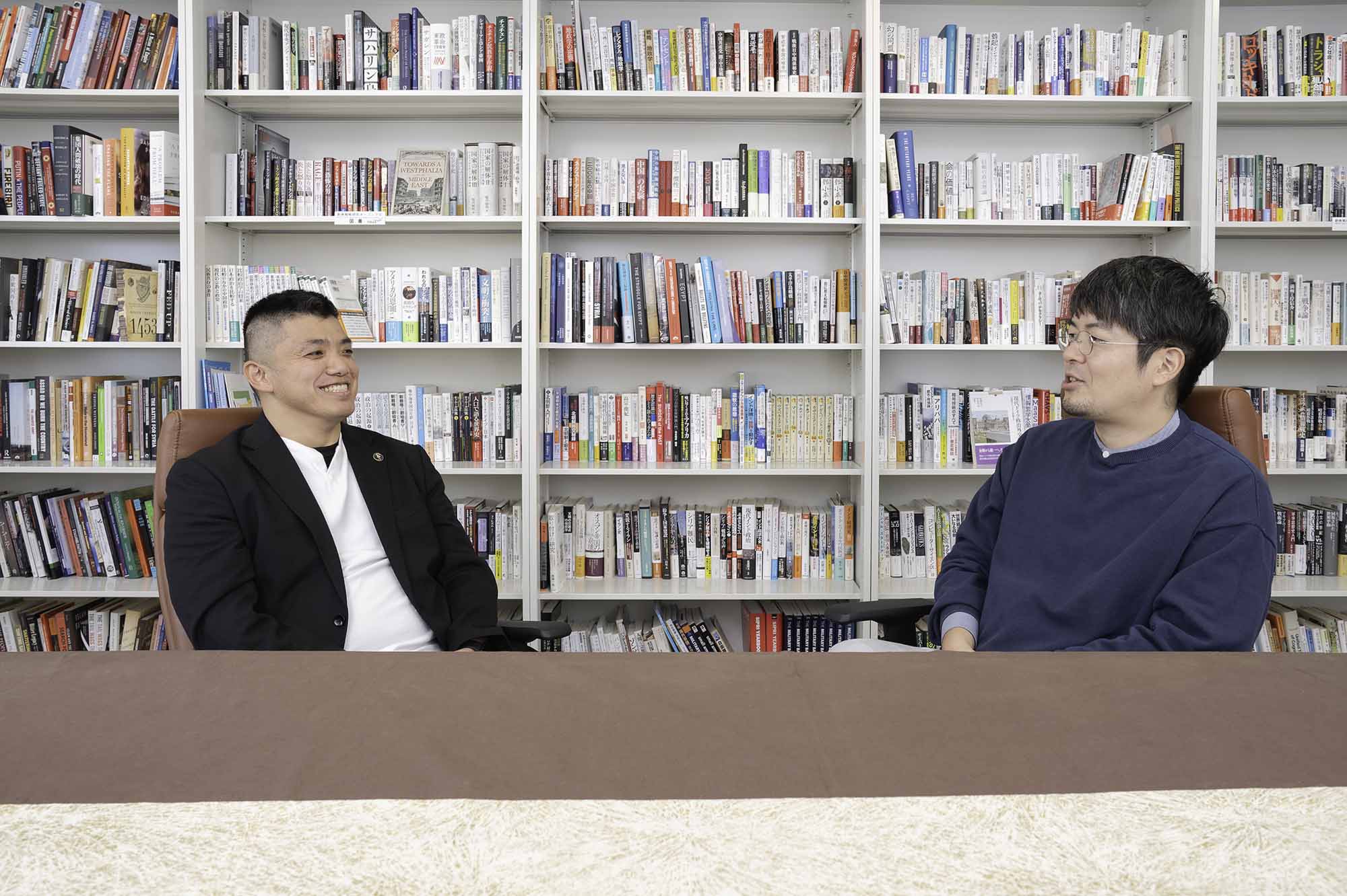 小泉悠さん（右）と山口亮さん（左）はともに1982年生まれの軍事研究者だ