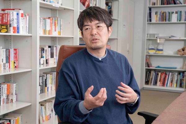 「中国経済が後退局面に入ってしまい、軍事的にはやり残したことがあると中国が判断すれば、行動に出るかもしれません」と話す小泉悠さん