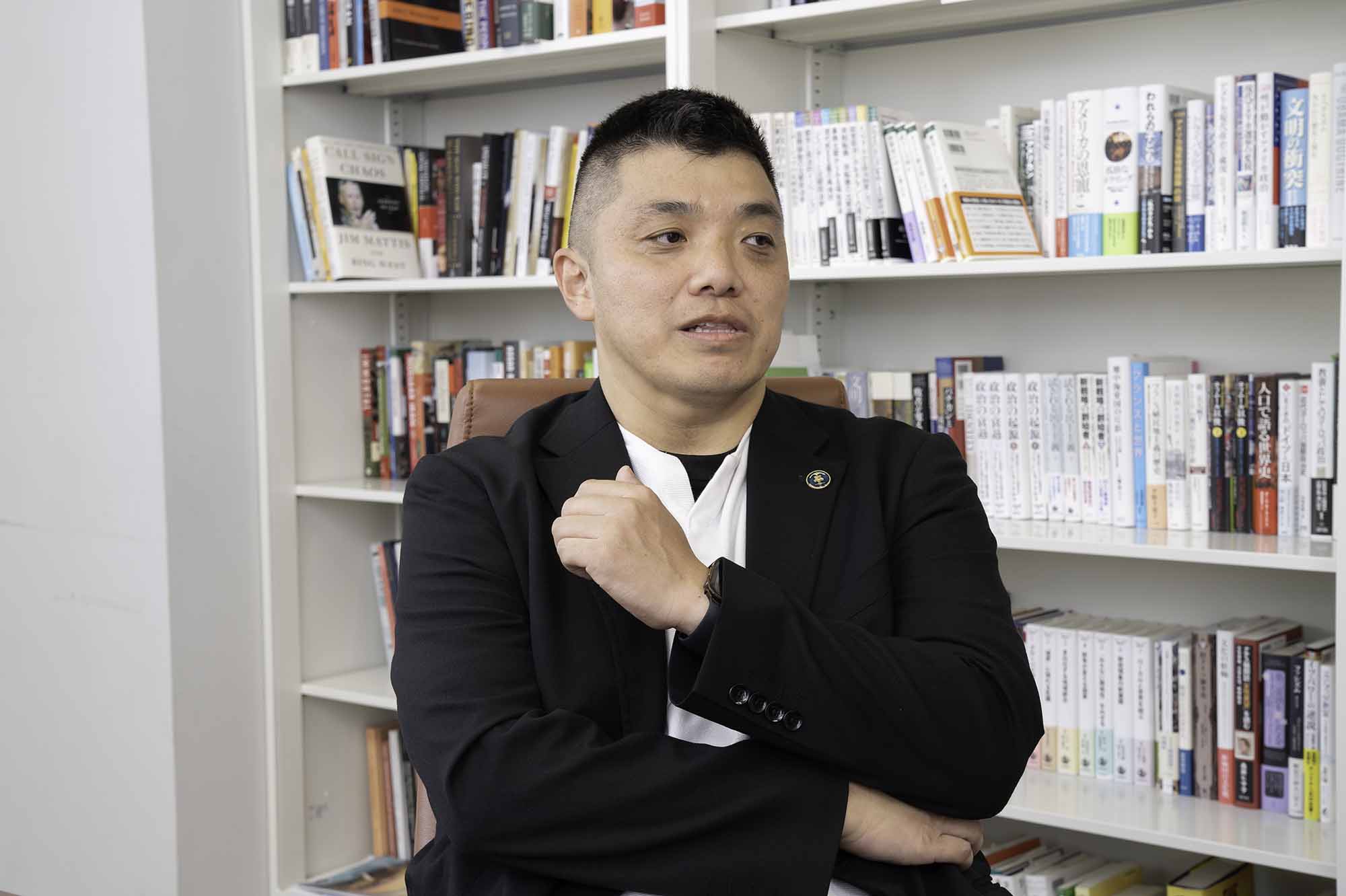 「もしミサイルが発射されたら、近くの頑丈な建物か地下に避難する。屋内なら窓から離れる。建物がなければ物陰に身を隠すか、地面に伏せ頭部を守る」と話す山口亮さん