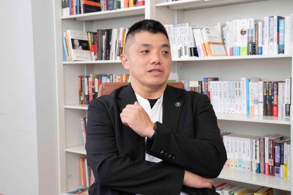 「もしミサイルが発射されたら、近くの頑丈な建物か地下に避難する。屋内なら窓から離れる。建物がなければ物陰に身を隠すか、地面に伏せ頭部を守る」と話す山口亮さん