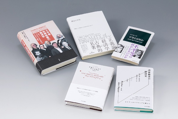「格差」や「不平等」をテーマとする研究が世界中で活発になっている。「経済学の書棚」第34回前編では、格差研究の第一人者であるフランスの経済学者、トマ・ピケティ氏の近著と、同氏の仮説に異議を唱える経済学者の著書を取り上げ、両者の見解が食い違う理由を探る 「格差」や「不平等」をテーマとする研究が世界中で活発になっている。「経済学の書棚」第34回前編では、格差研究の第一人者であるフランスの経済学者、トマ・ピケティ氏の近著と、同氏の仮説に異議を唱える経済学者の著書を取り上げ、両者の見解が食い違う理由を探る