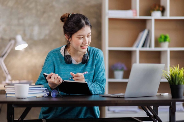 自分への投資はいちばん効率がいい(写真:David/stock.adobe.com)