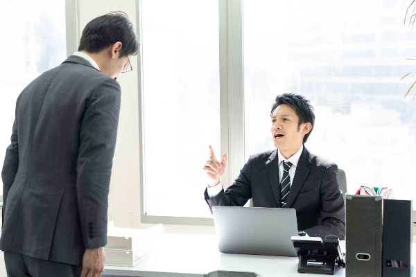 退職率の高い職場の上司たちは、部下を皆の面前で叱っていた(写真/shutterstock)