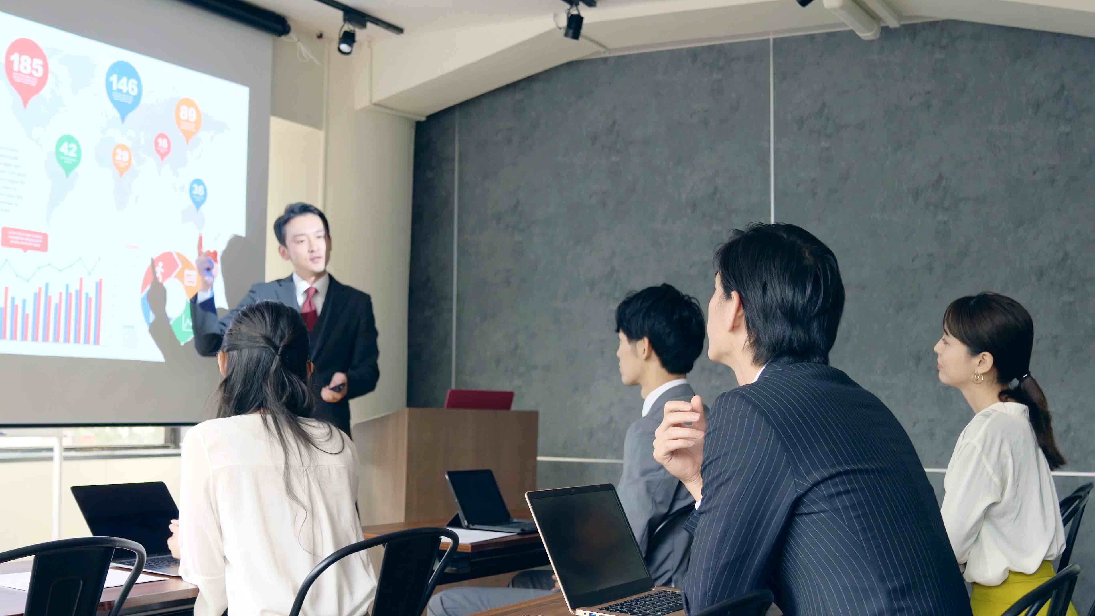 外部講師を呼んでEQの理解を深めた(写真/shutterstock)