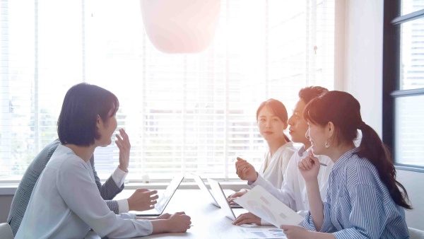 職場の多様化が進み、マネジメントの難しさが増している(写真/shutterstock)