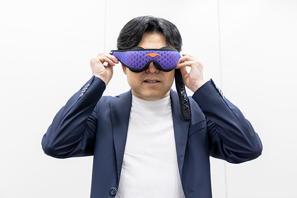 ディアマンディス氏が推薦するアイマスクを装着している後藤氏